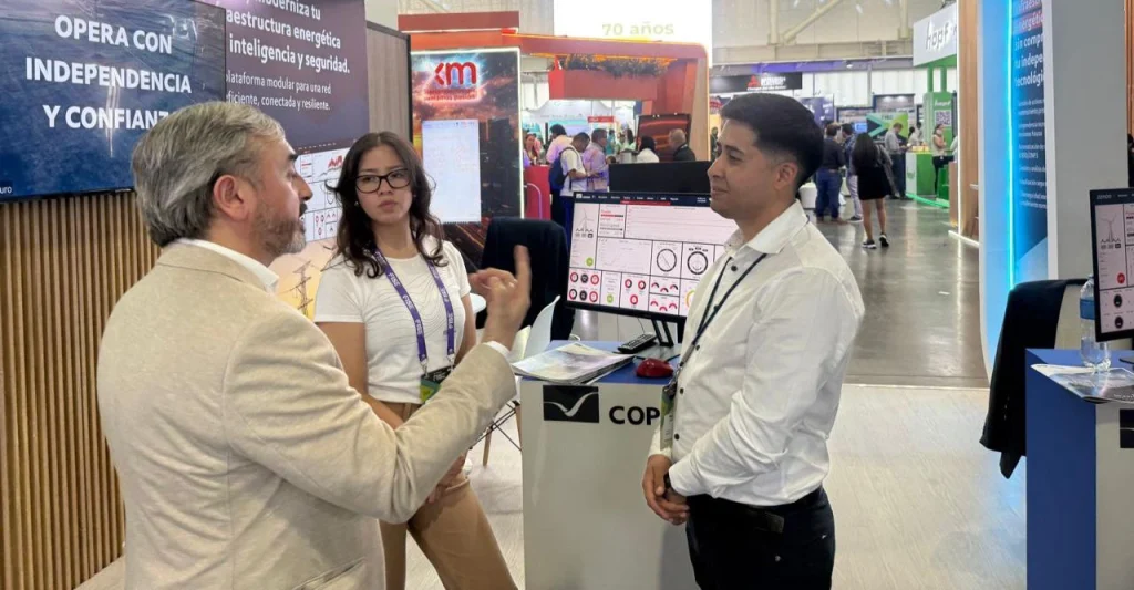 Compartiendo conocimientos y expertise en los stands de la feria.